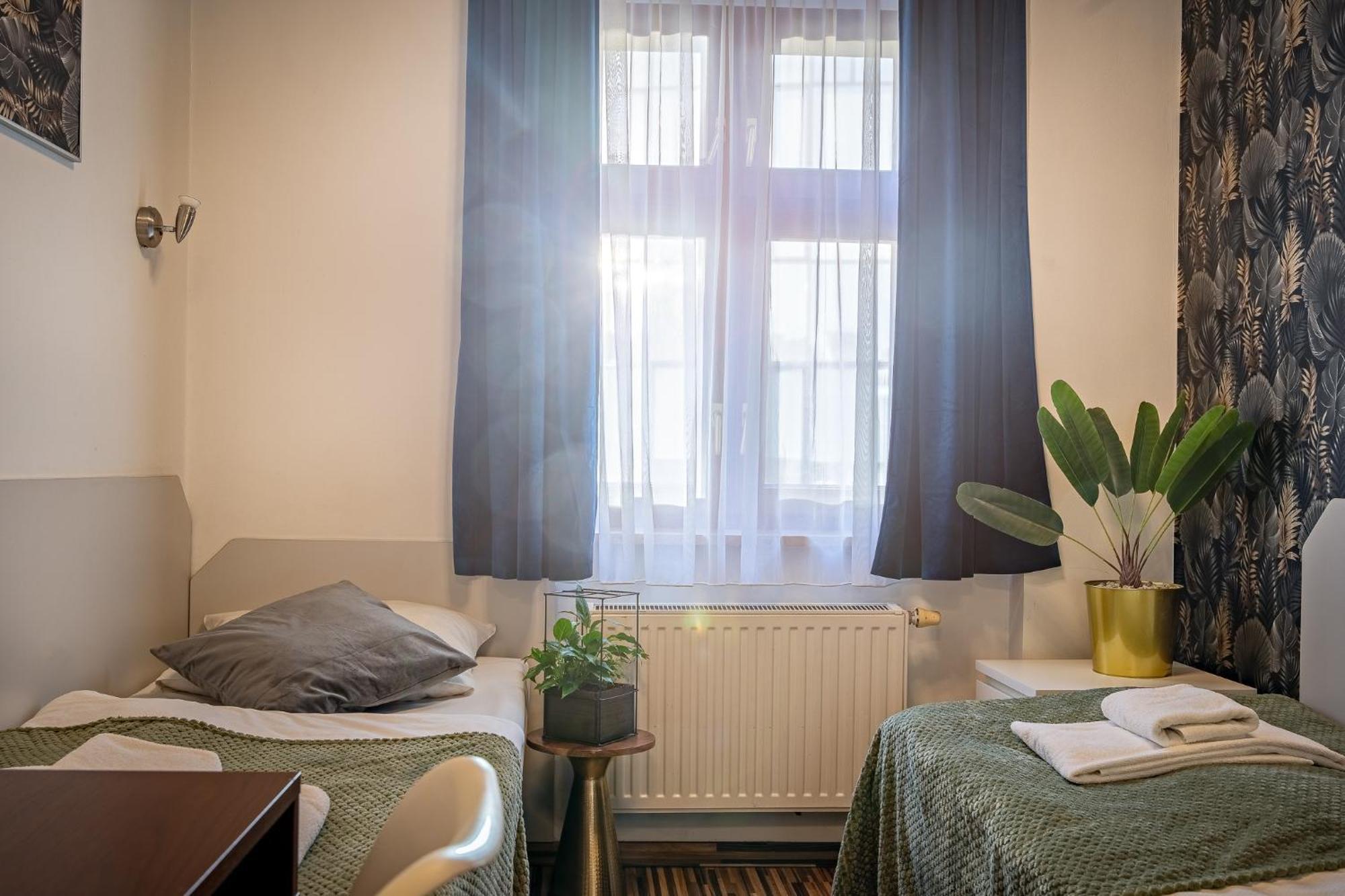 Great Polonia Dwarf Wroclaw Bed & Breakfast Exterior foto