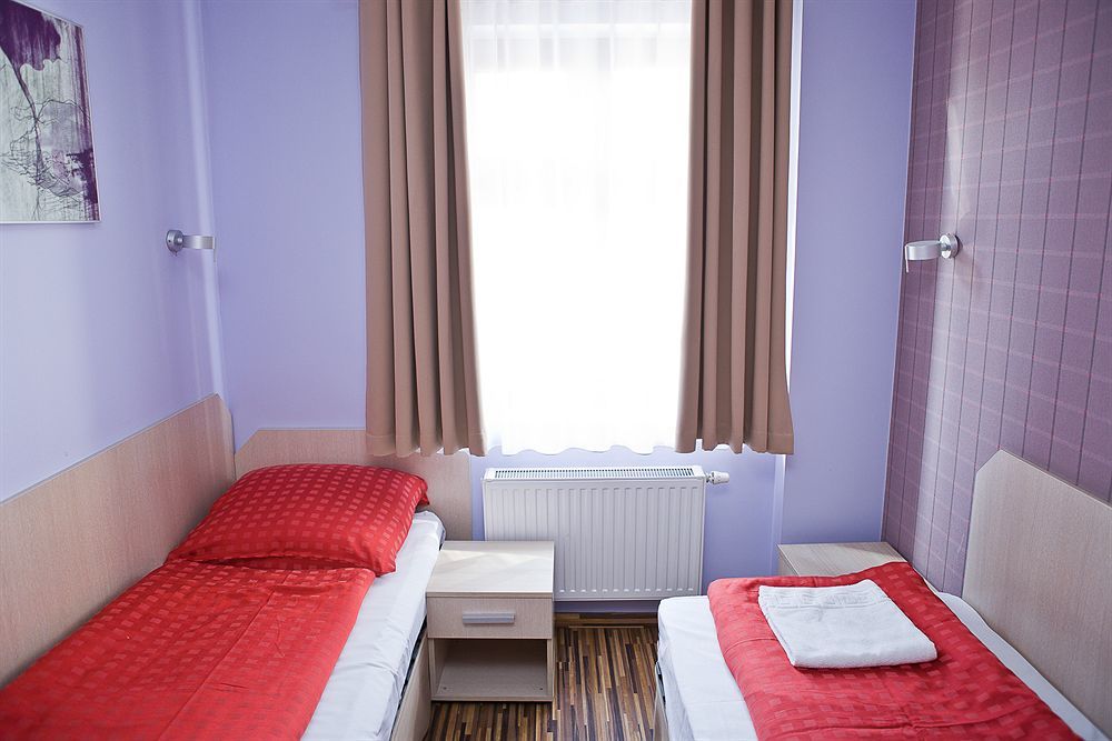 Great Polonia Dwarf Wroclaw Bed & Breakfast Exterior foto