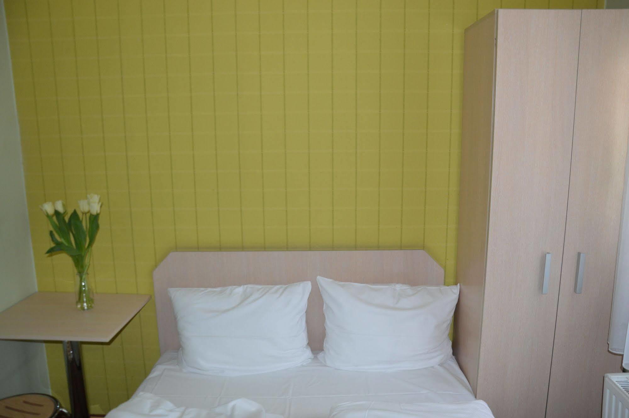 Great Polonia Dwarf Wroclaw Bed & Breakfast Exterior foto