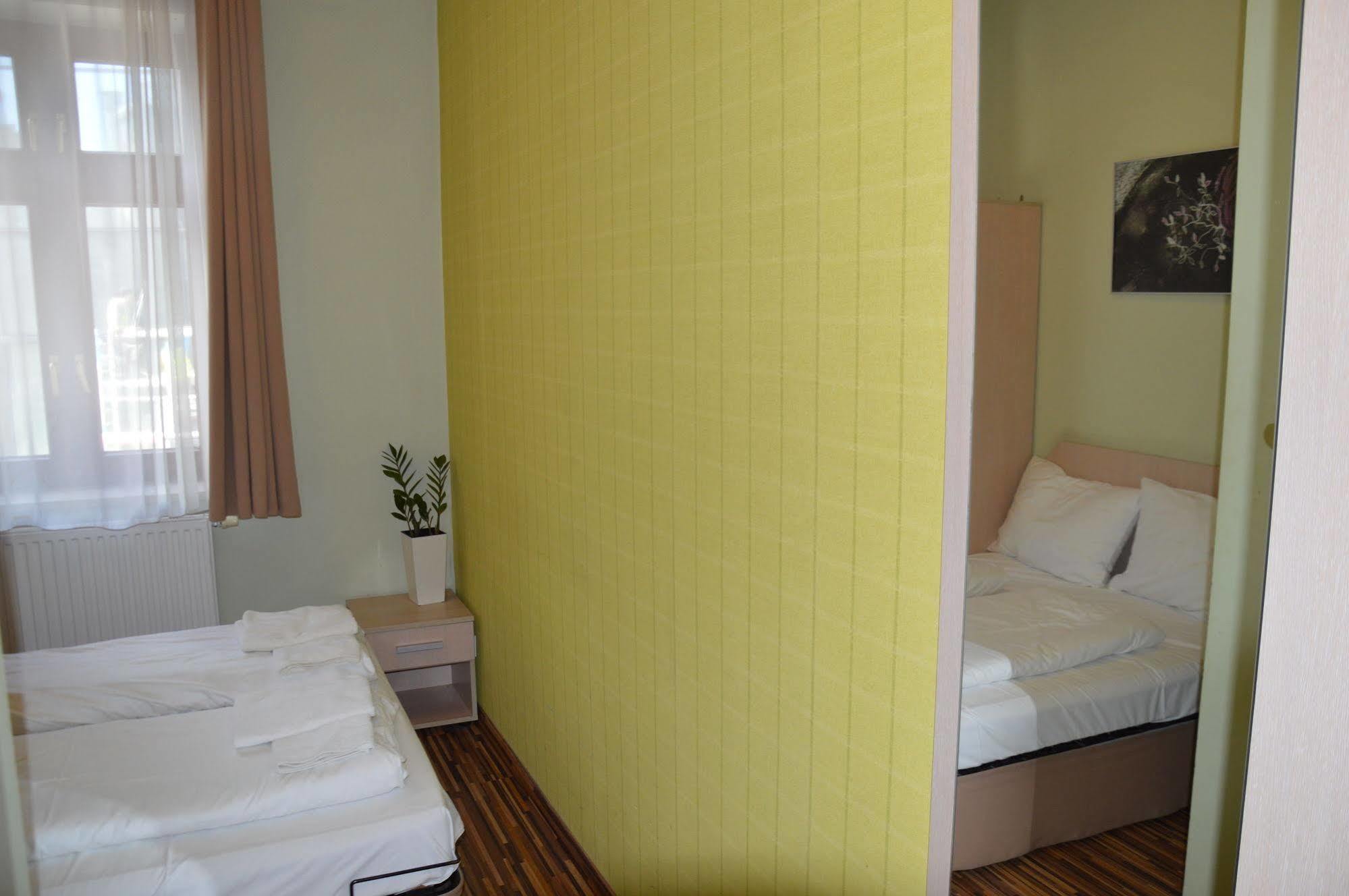 Great Polonia Dwarf Wroclaw Bed & Breakfast Exterior foto