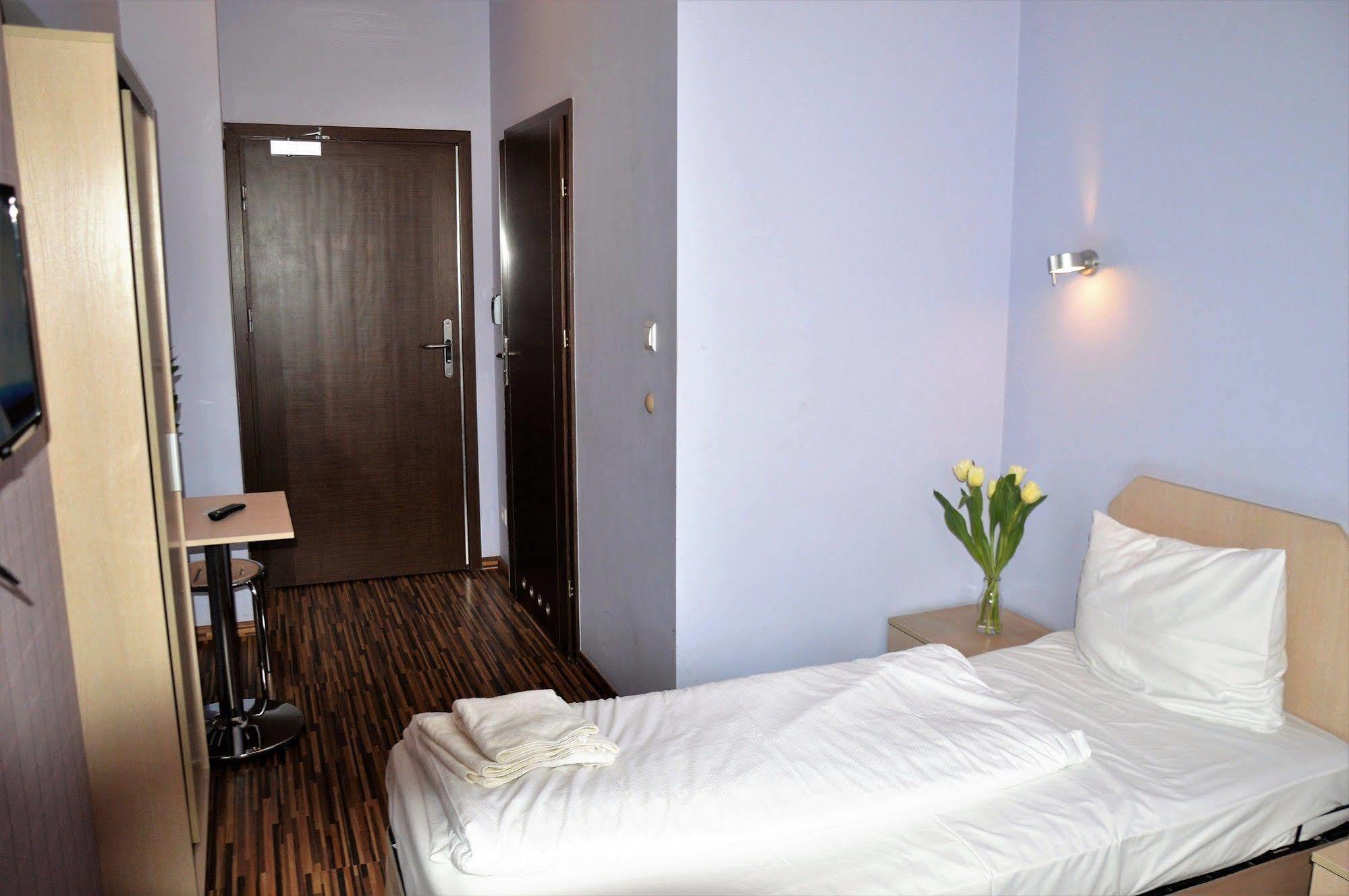 Great Polonia Dwarf Wroclaw Bed & Breakfast Exterior foto